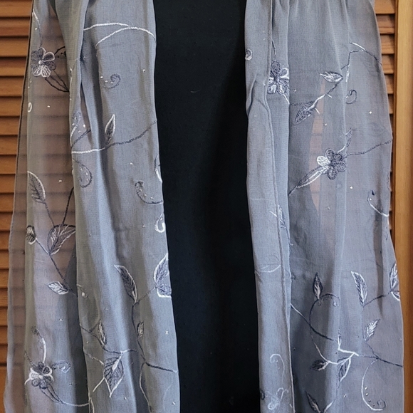 NWT Avenue Vintage Floral Sheer Scarf - Picture 4 of 4